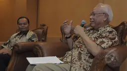 Ketua Dewan Pers Bagir Manan memberikan pemaparan pada dialog bertajuk "Membangun Komunikasi Politik dan Kebangsaan", Senayan, Jakarta, Senin (16/3/2015). (Liputan6.com/Andrian M Tunay)