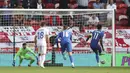 Striker Inggris, Marcus Rashford (kanan) melakukan eksekusi penalti yang berbuah gol ke gawang Rumania dalam laga uji coba menjelang berlangsungnya Euro 2020 di Riverside Stadium, Middlesbrough, Minggu (6/6/2021). Inggris menang 1-0 atas Rumania. (AP/Scott Heppell/Pool)