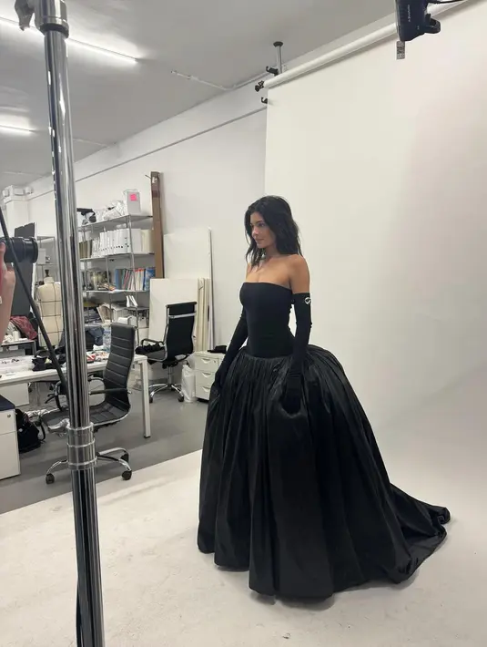 Kylie Jenner terlihat begitu anggun dalam balutan gaun serba hitam polos tanpa aksesori [@kyliejenner]