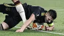 Striker Ajax Amsterdam, Dusan Tadic terjatuh usai ditekel pemain AS Roma dalam laga leg kedua perempatfinal Liga Europa 2020/2021 di Olimpico Stadium, Roma, Kamis (15/4/2021). Ajax bermain imbang 1-1 dengan AS Roma. (AFP/Filippo Monteforte)