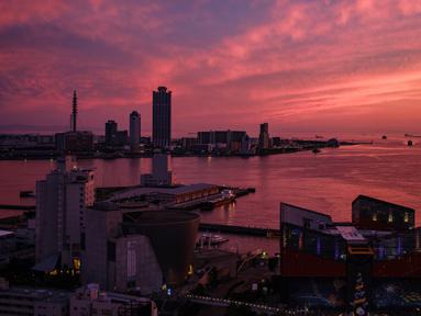Pemandangan pelabuhan di Osaka (20/9/2020). Pelabuhan Osaka adalah salah satu pelabuhan utama di Jepang, berlokasi di Teluk Osaka. (AFP/Philip Fong)