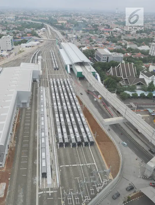 Rangkaian kereta Mass Rapid Transit (MRT) Jakarta fase I rute Lebak Bulus-Bundaran Hotel Indonesia melintasi Terminal MRT Lebak Bulus, Jakarta, Rabu (16/1).MRT memasuki tahap ujicoba dari  awal Januari hingga Maret 2019. (Merdeka.com/Arie Basuki)