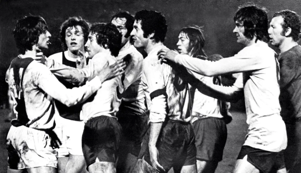 Johan Cruyff dan beberapa pemain Ajax bersitegang dengan pemain Arsenal saat perempat final Piala Champions tahun 1972. (AFP)