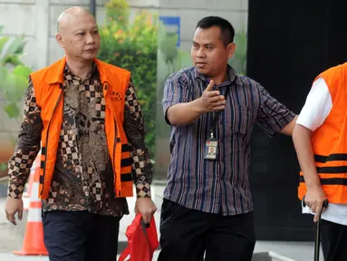 Bupati Bandung Barat nonaktif Abubakar (kanan) dan Pengusaha Tony Kongres (kiri) penyuap Bupati Buton Selatan Agus Feisal tiba untuk menjalani pemeriksaan di gedung KPK, Jakarta, Selasa (10/7). (Merdeka.com/Dwi Narwoko)