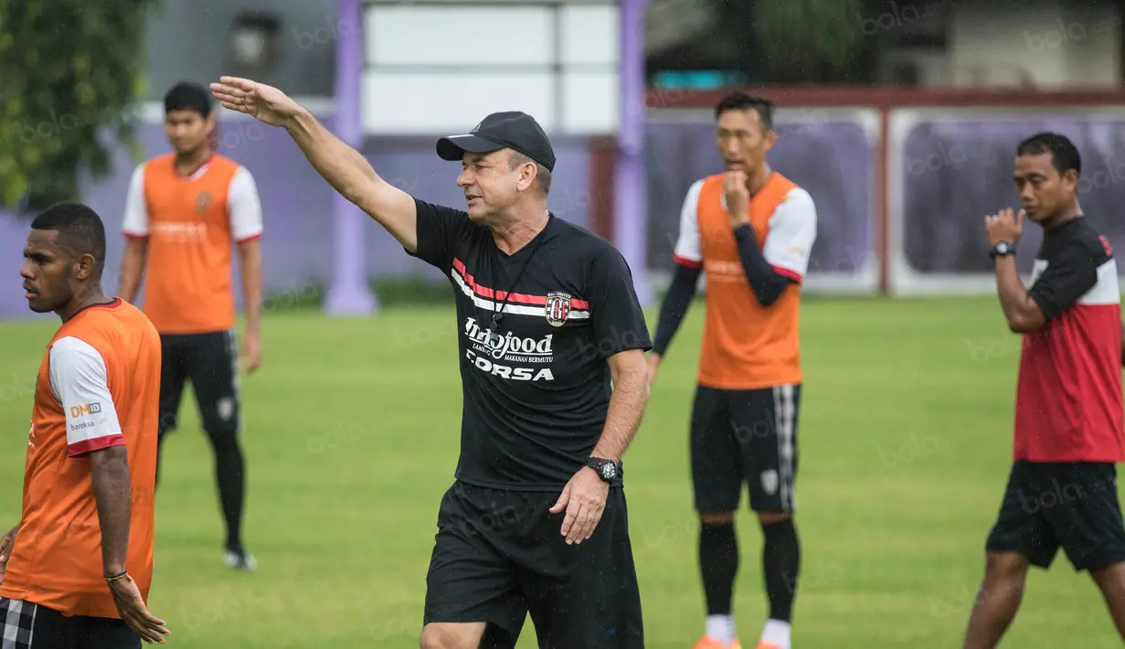 Pelatih Bali United, Hans Peter Schaller, memimpin latihan anak asuhnya jelang laga Piala Presiden 2017 melawan Barito Putera di Lapangan Banteng, Bali, Kamis (16/2/2017). (Bola.com/Vitalis Yogi Trisna)
