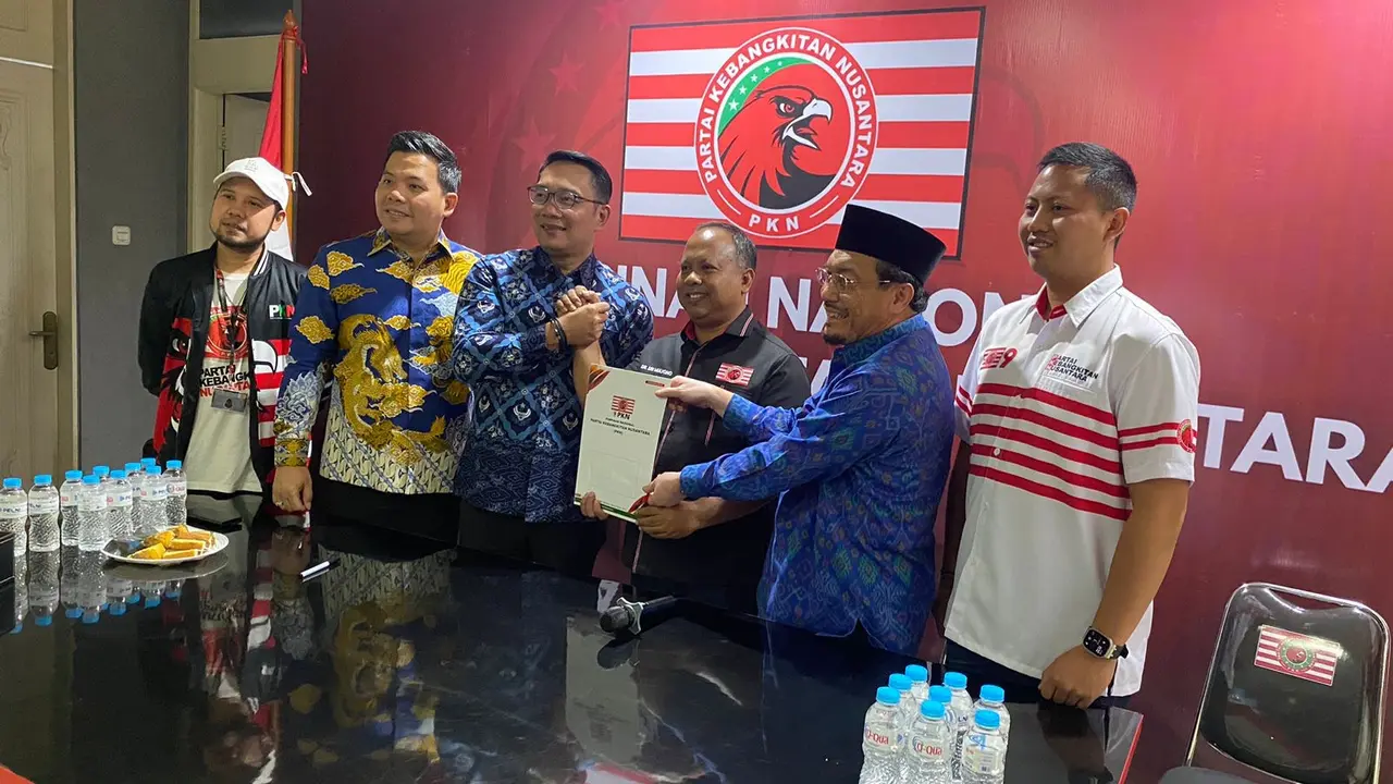 Sekjen PKN Sri Mulyono menyerahkan surat rekomendasi kepada pasangan calon gubernur dan calon wakil gubernur Jakarta, Ridwan Kamil-Suswono di Kantor Pimnas PKN, Selasa (27/8/2024). (Foto Tim Dok PKN)