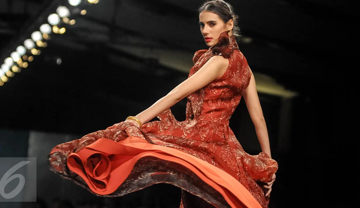 Model berpose dalam peragaan busana Alleria Batik yang digelar di Ballroom hotel Dharmawangsa, Jakarta, Kamis (6/10). Alleira Batik tampil diperagakan oleh 10 model perempuan, 4 model pria dan 24 model anak-anak. (Liputan6.com/Faizal Fanani)