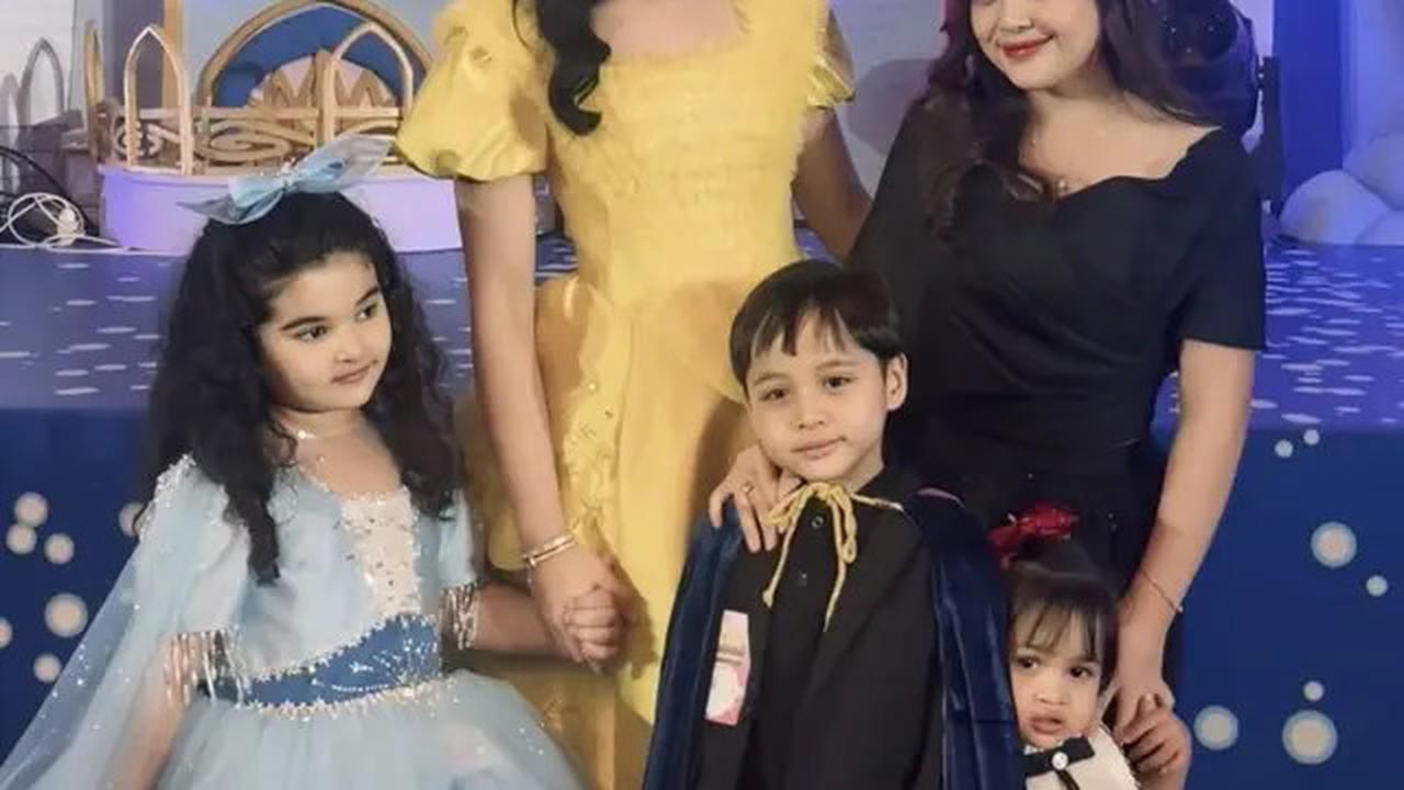 6 Gaya Serba Hitam Publik Figure Hadir di Pesta Ulang Tahun Bertema Disneyland Kedua Anak Tasya Farasya, Ria Ricis hingga Fuji An