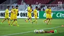Sejumlah pemain Song Lam Nghe An berlari saat latihan resmi jelang melawan Persija pada laga penyisihan grup H Piala AFC 2018 di Stadion GBK Jakarta, Selasa (13/3). Persija akan menjamu Song Lam Nghe An, Rabu (14/3). (Liputan6.com/Helmi Fithriansyah)