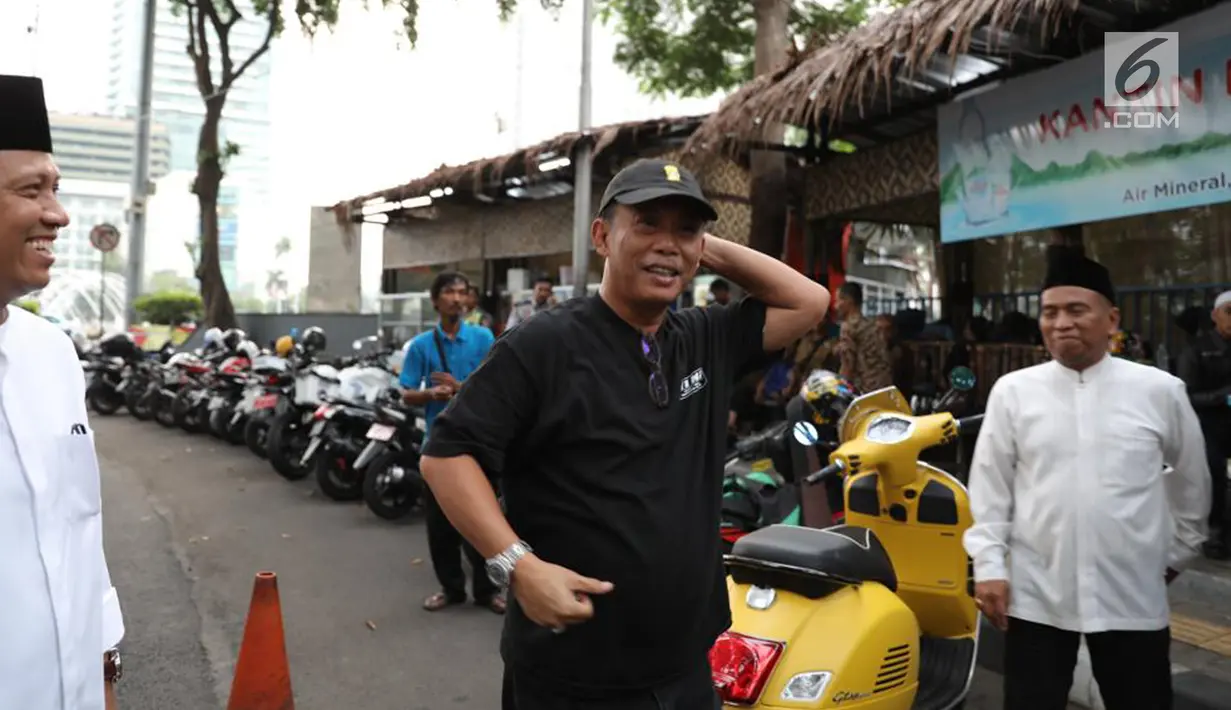 Ketua DPRD DKI Jakarta Prasetyo Edi Marsudi saat menghadiri buka puasa bersama Pewarta Foto Indonesia Jakarta (PFIJ) di kawasan Bundaran HI, Jakarta, Jumat (18/5/2019). Buka puasa bersama ini mengambil tema 'Pererat Silahturahmi Lintas Generasi Pewarta Foto'. (Liputan6.com/Herman Zakharia)
