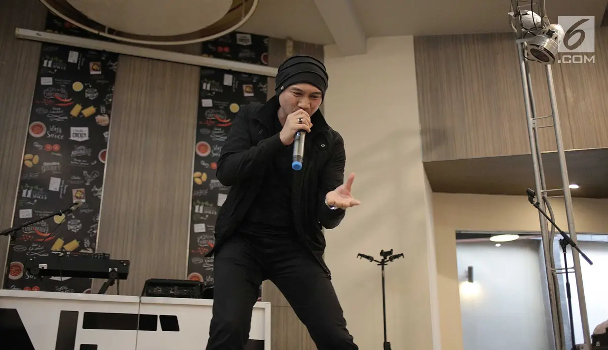 Aksi Anji saat peluncuran CD album resmi Asian Games 2018 yang berjudul 'Energy of Asia' di kawasan Jakarta, Kamis (19/7). Album 'Energy of Asia' berisikan 13 lagu. (Liputan6.com/Faizal Fanani)