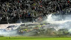 Tabrakan yang terjadi di NASCAR Sprint Cup Series, Amerika serikat, Senin (6/7/2015). Mobil Austin Dillon (no.3) terpental hingga mengenai pagar pembatas. (Reuters/Reinhold Matay)