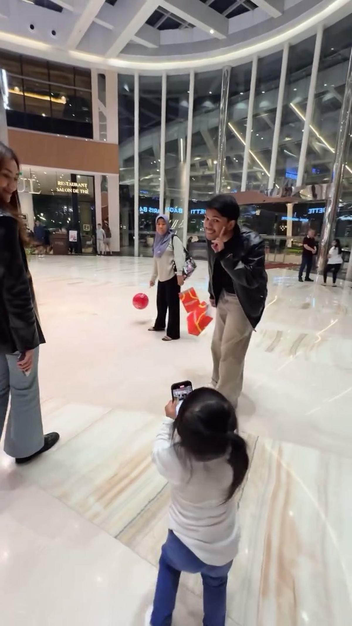Momen Ameena Jadi Fotografer Thariq Halilintar dan Aaliyah Massaid, Arahkan Gaya Juga