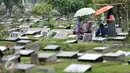 Warga tengah berziarah di makam kerabatnya di TPU Karet Bivak, Jakarta, Rabu (13/7). Sudin Pertamanan dan Pemakaman Jakarta Pusat akan buat ratusan lubang biopori di TPU Karet Bivak agar makam tidak tergenang saat hujan. (Liputan6.com/Yoppy Renato)