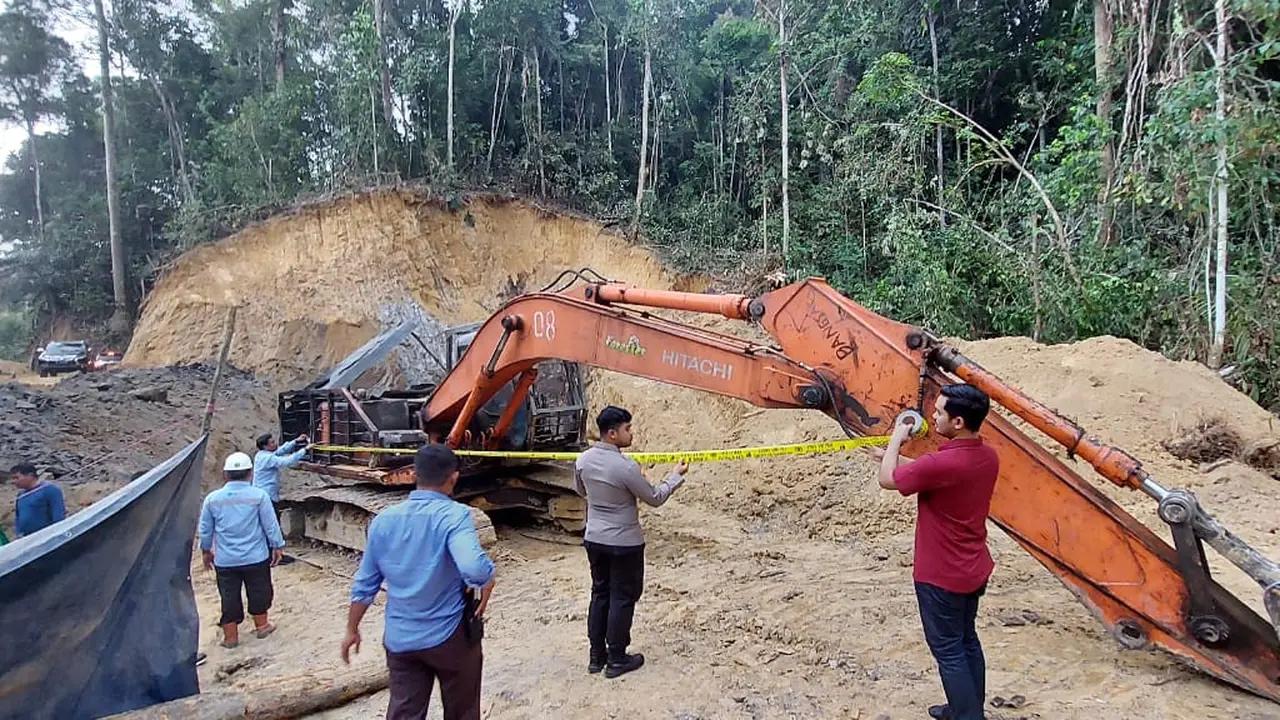 Polisi mengamankan satu ekskavator yang digunakan untuk menambang ilegal di Kampung Pegat Bukur Berau. (Istimewa)