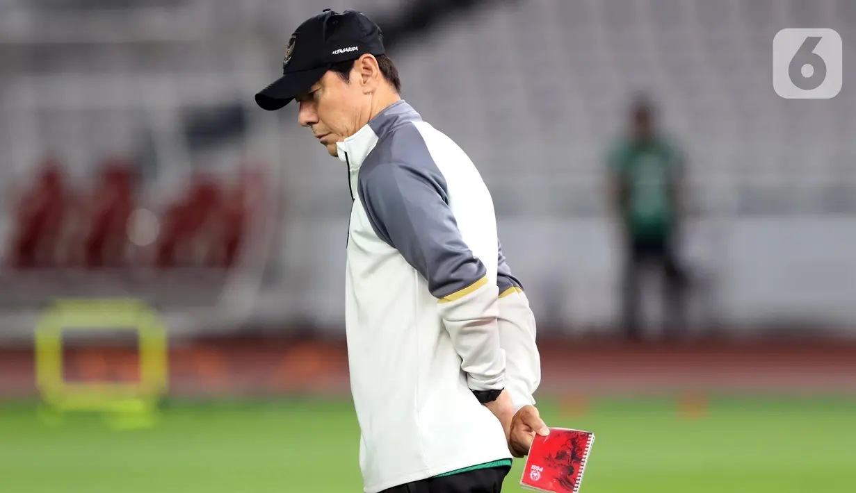 Pelatih Timnas Indonesia, Shin Tae-yong memimpin  sesi latihan resmi jelang laga FIFA Matchday
melawan Argentina di Stadion Utama Gelora Bung Karno, Jakarta, Minggu (18/6/2023).
(Liputan6.com/Helmi Fithriansyah)