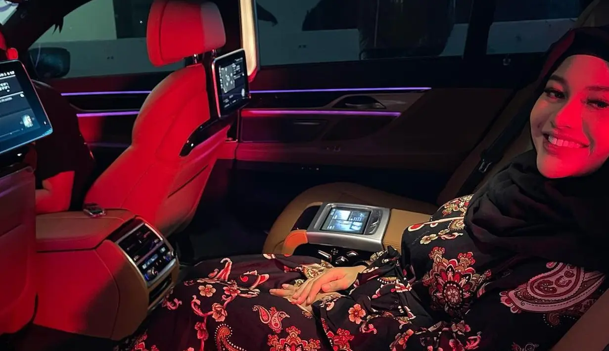 “Muliakan Lah istrimu. Maka doa tulusnya akan menyertai rezekimu. Dijaga ya sayang 🙏 Terserah orang ngomong apa. Aku mau istriku bahagia. Kamu berhak bahagia. Senang liat istri bahagia di hari bahagia nya," tulis Atta. (Foto: instagram.com/attahalilintar)