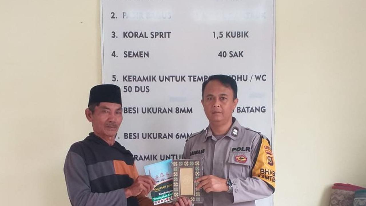 Cara Unik Perwira Polisi Ini Cegah Karhutla, Beri Buku Khotbah Larangan Bakar Lahan ke Masjid