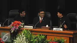 Mendagri Tjahjo Kumolo (tengah) berbincang dengan Gubernur Jakarta Basuki T Purnama (kanan) dan Wagub Djarot Saiful Hidayat saat menghadiri Rapat Paripurna Istimewa di Gedung DPRD Provinsi Jakarta, Senin (22/6/2015). (Liputan6.com/Herman Zakharia)