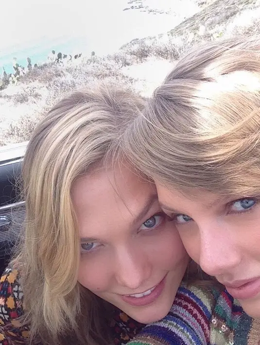Meski dibilang bermusuhan, Karlie Kloss sendiri mengunggah sebuah foto selfie dengan Taylor Swift pada Desember lalu untuk mengucapkan selamat ulang tahun. (instagram/karliekloss)