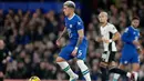 Pemain Chelsea Enzo Fernandez mengontrol bola saat malawan Fulham pada pertandingan sepak bola Liga Inggris di Stadion Stamford Bridge, London, Inggris, 3 Februari 2023. Selama pertandingan, Enzo Fernandez ikut membantu serangan secara signifikan dan hampir mencetak gol ke gawang Fulham dengan tendangan jarak jauh. (AP Photo/Kirsty Wigglesworth)