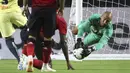 Kiper Man. United, Lee Grant (kanan) mengamankan bola sepakan pemain Club America pada laga uji coba di University of Phoenix Stadium, Glendale, Arizona, (19/7/2018). MU bermain imbang 1-1. (AP/Ralph Freso)