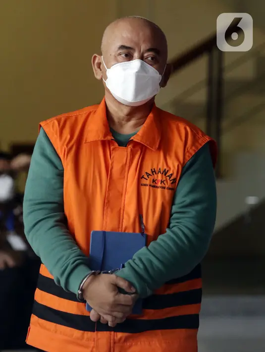 Wali Kota Bekasi nonaktif Rahmat Effendi usai menjalani pemeriksaan lanjutan di Gedung KPK, Jakarta, Kamis (17/2/2022). Rahmat Effendi diperiksa sebagai tersangka dugaan penerimaan suap pengadaan barang, jasa serta lelang jabatan di Pemkot Bekasi. (Liputan6.com/Helmi Fithriansyah)