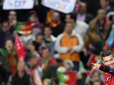 Bintang Portugal, Cristiano Ronaldo merayakan golnya saat melawan Latvia pada laga Kualifikasi Piala Dunia 2018 di Algarve stadium, Faro (13/11/2016). Portugal menang 4-1. (AFP/Francisco Leong)