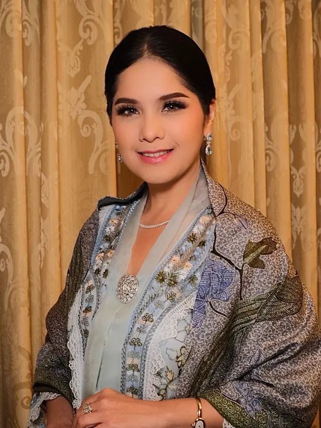 6 Potret Annisa Pohan Dipulas Makeup Matte Flawless saat Dampingi AHY Terima Gelar Doktor dengan Predikat Cumlaude