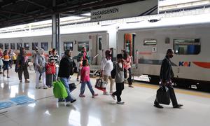 Stasiun Pasar Senen, Jakarta. Sebanyak 717.203 tiket kereta api jarak jauh periode libur Natal 2025 dan Tahun Baru 2026 (Nataru) sudah ludes terjual. (Dok PT KAI)