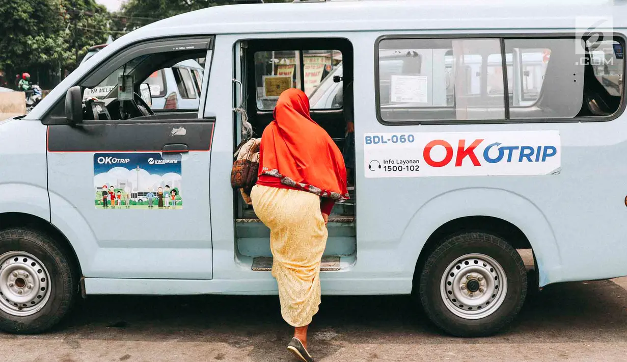 Penumpang naik angkot OK Otrip di Terminal Kampung Melayu, Jakarta, Selasa (16/10). Pengamat Transportasi Djoko Setijowarno menilai program OK OTrip yang digagas Anies-Sandi tersebut gagal. (Liputan6.com/Immanuel Antonius)