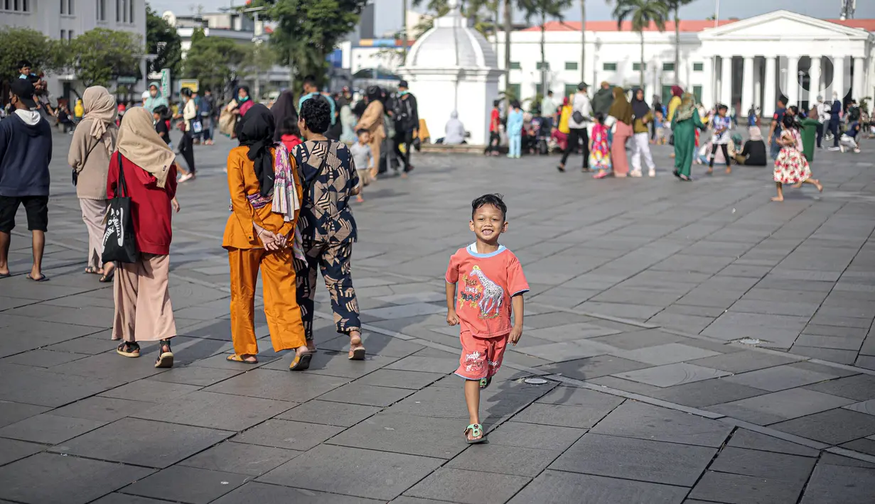 Seorang anak berjalan di kawasan wisata Kota Tua, Jakarta, Senin (23/1/2022). Kawasan wisata Kota Tua yang saat ini terbebas dari pedagang kaki lima (PKL) masih menjadi alternatif warga untuk mengisi liburan, termasuk cuti bersama menyambut perayaan Tahun Baru Imle 2023. (Liputan6.com/Faizal Fanani)