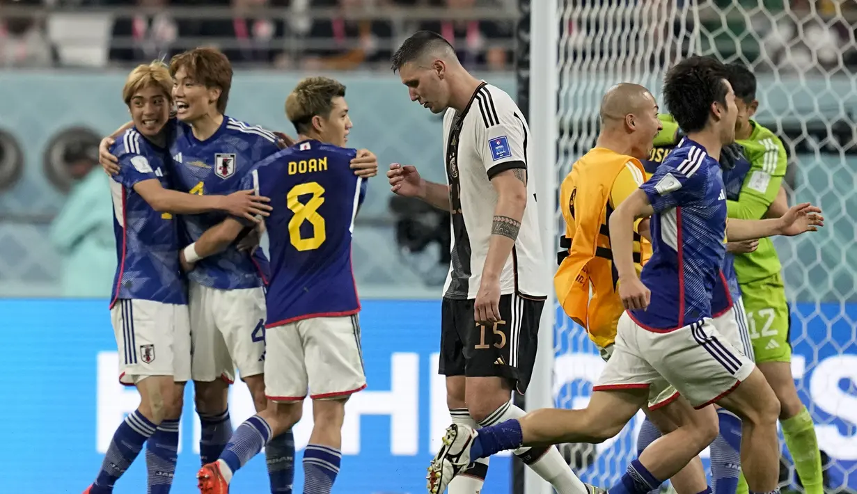 Timnas Jerman berusaha keras mencari gol kedua di sisa waktu yang ada. Namun hingga laga usai, skor 2-1 untuk kemenangan Jepang tak berubah. (AP/Ebrahim Noroozi)