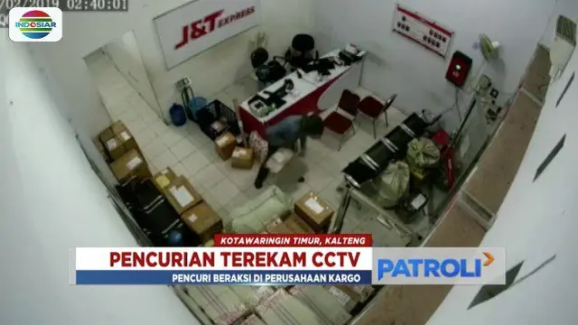 Tiga pencuri puluhan telepon genggam, diringkus polisi di Kotawaringin Timur, Kalimantan Tengah. Aksi pencurian itu terekam CCTV.