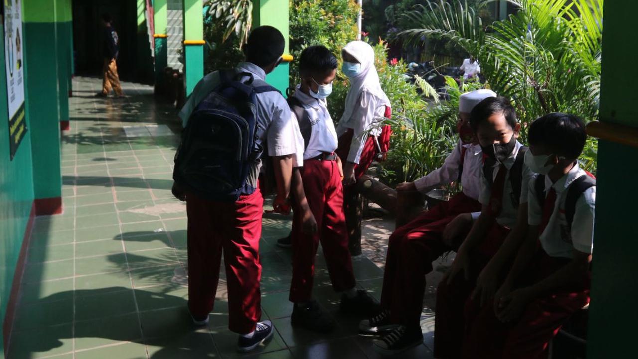 Dia memastikan, pelayanan pendidikan sekolah swasta dan negeri di Depok tidak akan dibedakan. Pemkot Depok, klaimnya, memberikan pelayanan terbaik untuk semua murid.