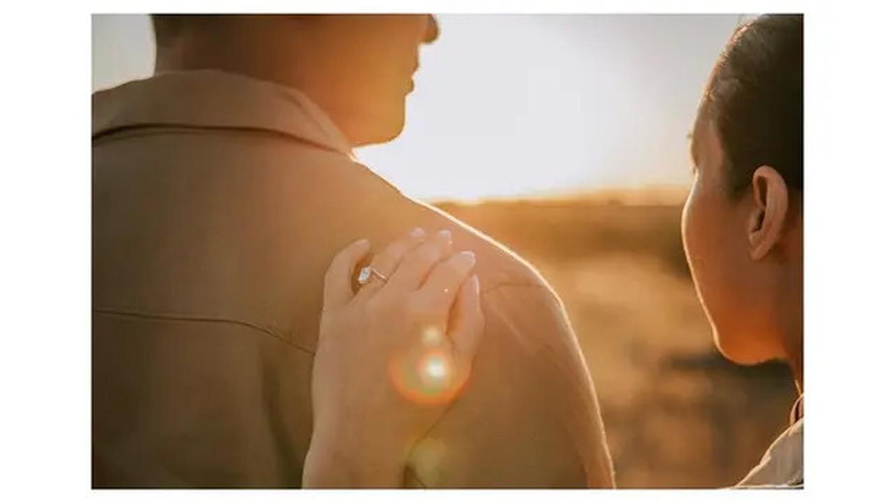 6 Potret Romantis Darma Mangkuluhur Lamar Patricia Schuldtz di Tengah Savana Afrika