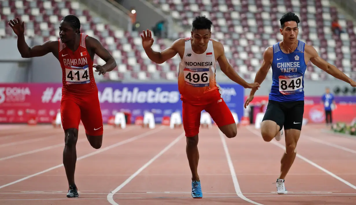 Sprinter Indonesia, Lalu Muhammad Zohri (tengah) beradu kecepatan saat mengikuti kategori 100 meter pada semifinal Kejuaraan Atletik Asia di Doha, Qatar, Senin (22/4). Lalu Muhammad Zohri sukses menggondol medali perak setelah membukukan catatan waktu 10,13 detik. (AP/Vincent Thian)