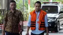 Pemilik CV 9 Naga Gilang Ramadhan dikawal petugas berjalan untuk menjalani pemeriksaan perdana di gedung KPK, Jakarta, Jumat (10/8). Gilang diduga sebagai penyuap Bupati Lampung Selatan nonaktif Zainudin Hasan. (Merdeka.com/Dwi Narwoko)