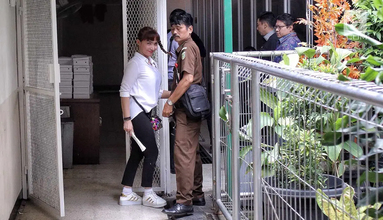 Aktris Roro Fitria tersenyum di PN Jakarta Selatan, Kamis (28/6). Dengan rambut dikepang ke samping, Roro menghadiri sidang dengan mengenakan kemeja putih dan celana bahan hitam. dengan agenda pembacaan dakwaan. (Liputan6.com/Faizal Fanani)