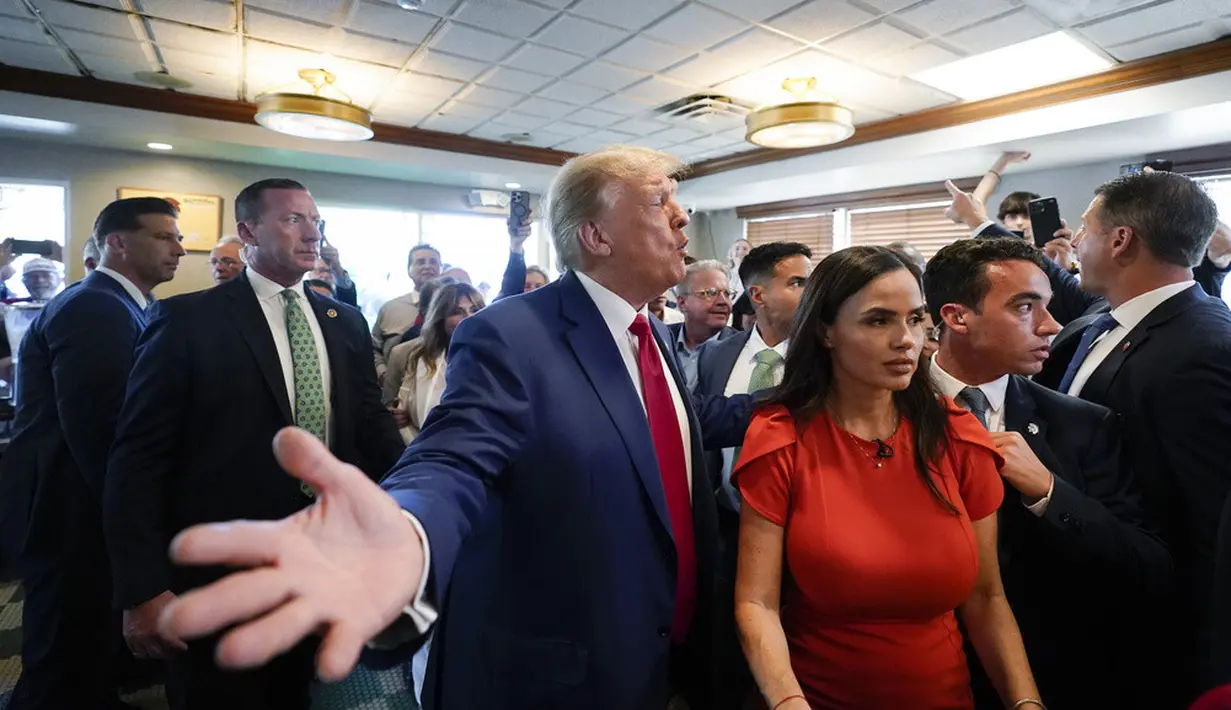 <p>Donald Trump yang berulang tahun ke-77 pada 14 Juni, diizinkan meninggalkan pengadilan tanpa batasan untuk melakukan perjalanan domestik atau internasional. Namun, dia dilarang mendiskusikan isu ini dengan Walt Nauta, pembantu dekatnya yang dijerat enam dakwaan dalam kasus yang sama. (AP Photo/Alex Brandon)</p>