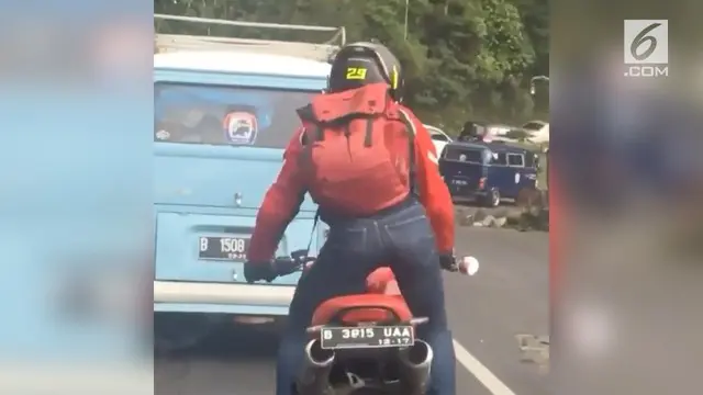 Pria ini menggoyangkan pinggulnya saat mengendari motor karena lelah.
