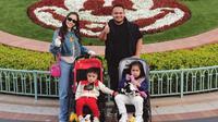 Momo Geisha dan keluarga jalan-jalan ke Disneyland Tokyo. (Dok: Instagram @therealmomogeisha)