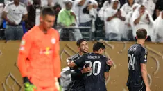 Gelandang Real Madrid asal Uruguay, Federico Valverde (kedua dari kiri) merayakan gol kedua timnya saat babak penyisihan Grup H Piala Dunia Antarklub 2025 melawan FC Salzburg di Stadion Lincoln Financial Field, Philadelphia, Amerika Serikat, pada 26 Juni 2025 waktu setempat atau Jumat (27/6/2025) pagi WIB. (FRANCK FIFE/AFP)