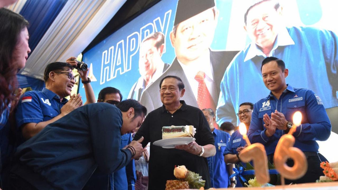 FOTO: SBY Rayakan HUT Demokrat ke-24 dengan Lukisan ‘Only The Strong’