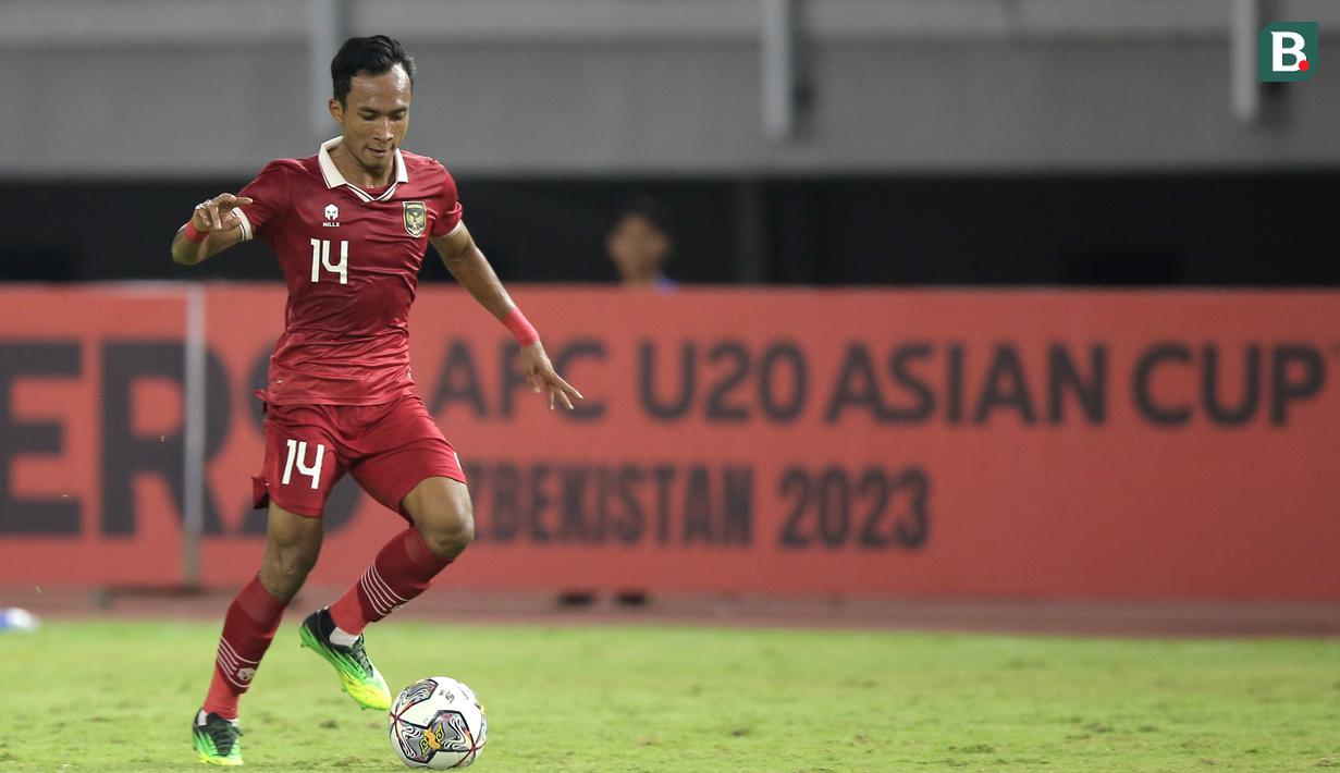 <p>Pemain Timnas Indonesia U-20, Robi Darwis saat pertandingan Grup F Kualifikasi Piala Asia U-20 2023 melawan Timnas Vietnam U-20 di Stadion Gelora Bung Tomo, Surabaya,&nbsp;Minggu (18/9/2022). (Bola.com/Ikhwan Yanuar)</p>