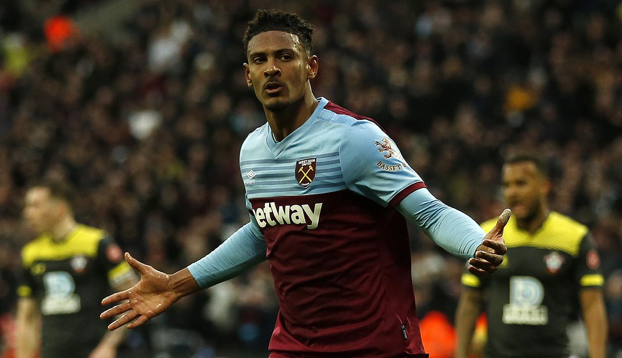 Sebastien Haller. Striker Pantai Gading berusia 28 tahun yang baru saja didatangkan Borussia Dortmund pada bursa transfer musim panas 2022/2023 dari Ajax Amsterdam ini tercatat menjadi pemain termahal yang pernah didatangkan West Ham United. Ia didatangkan dengan nilai transfer 50 juta euro atau setara Rp756 miliar. Selama 1,5 musim bersama Ajax ia total tampil dalam 65 laga dengan torehan 47 gol dan 16 assist. (AFP/Ian Kington)