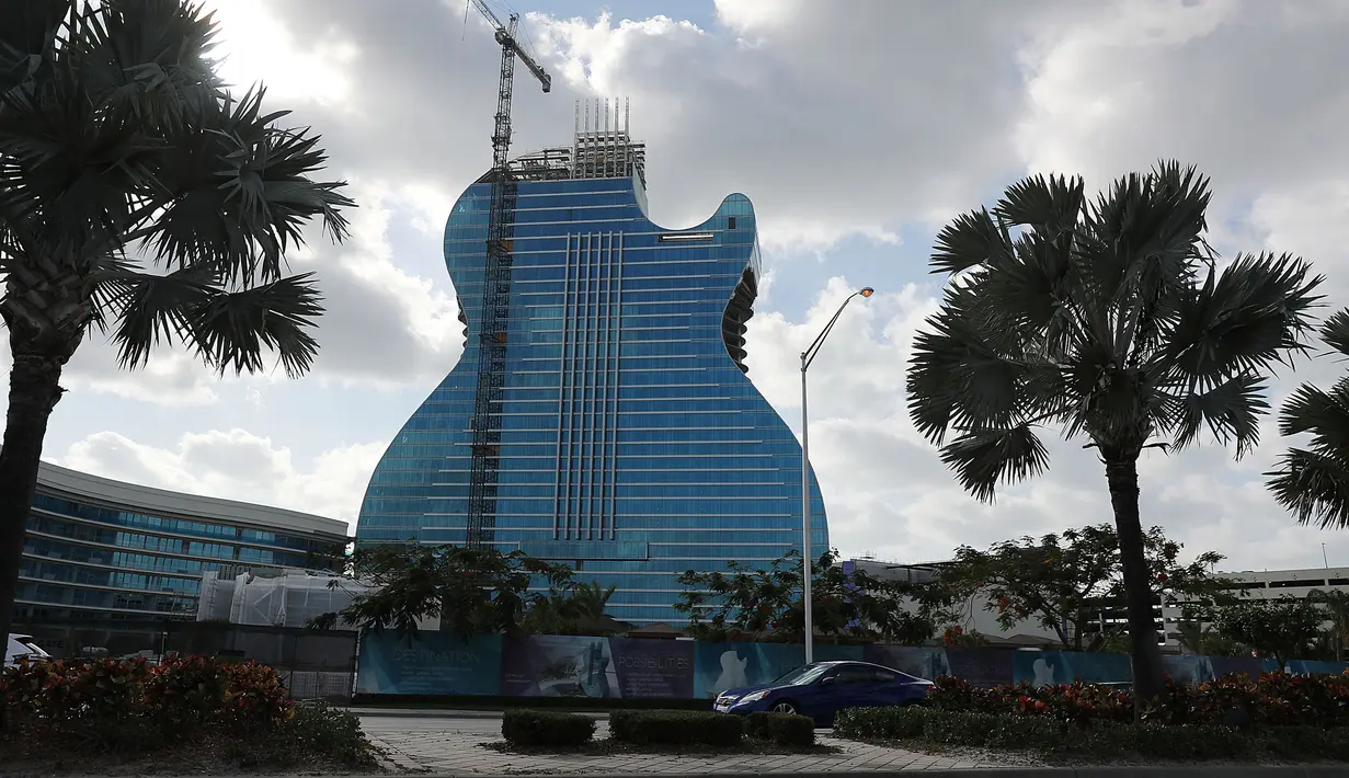 Suasana Hotel Hard Rock selama dibangun di Hollywood, Florida (24/5/2019). Hotel berbentuk gitar ini memiliki perairan seluas 13,5 hektare dengan kolam renang dan cabana, serta ruang permainan seluas 13.000 meter persegi. (AFP Photo/Joe Raedle)