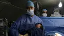 Bayi Siwar digendong dokter asal Maroko usai lahir melalui operasi cesar di rumah sakit kamp pengungsian Al Zaatari, Yordania, 7 Maret 2016. Siwar adalah anak ketiga dari keluarga Daraa asal Suriah yang lahir di kamp pengungsian. (REUTERS/Muhammad Hamed)