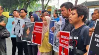 Jurnalis di Medan unjuk rasa RUU Penyiaran. Salah satu pasal yang terdapat di RUU Penyiaran sebagai pembungkaman karya jurnalistik investigasi