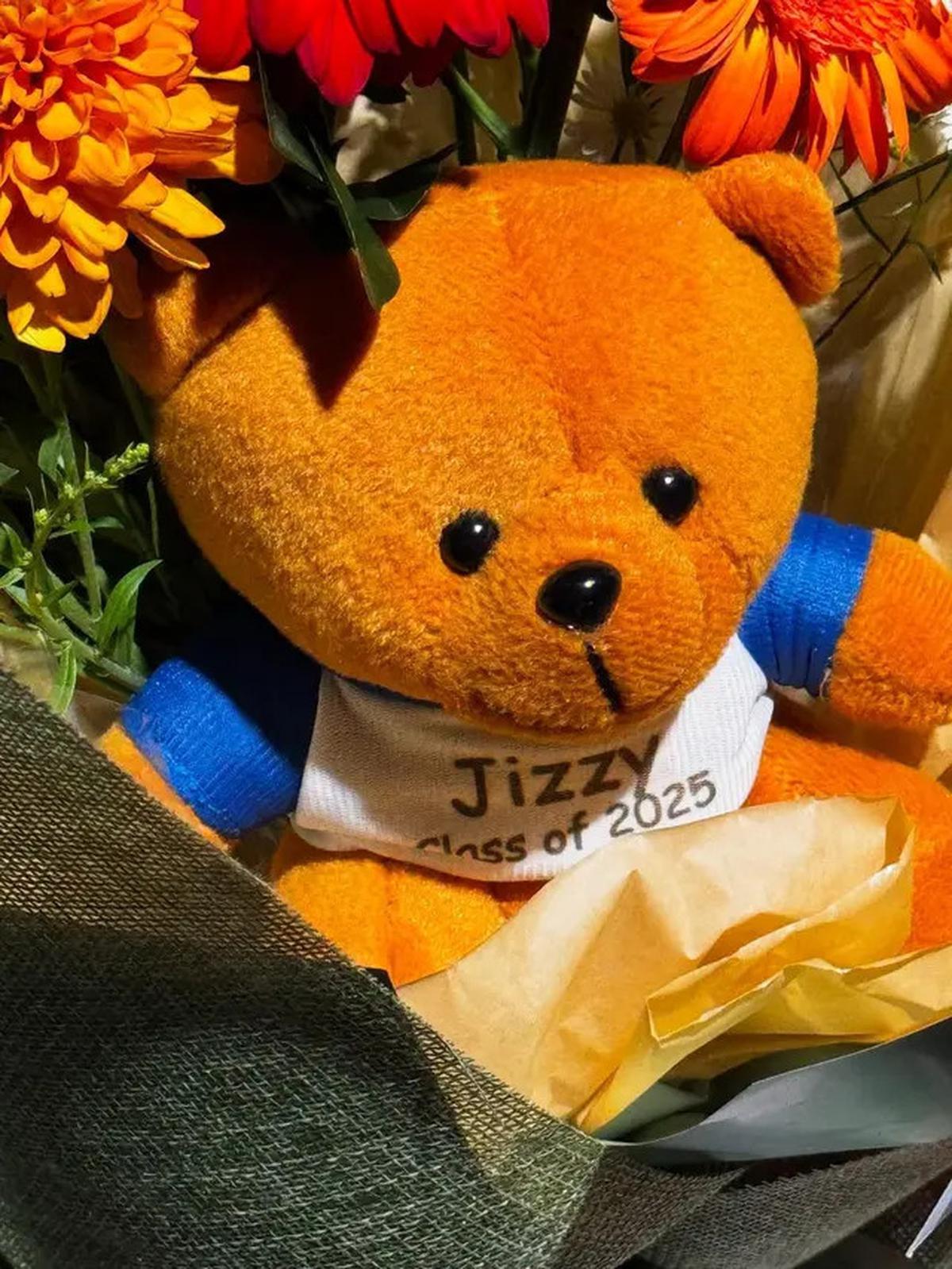 7 Potret Kelulusan Sekolah Jizzy Anak Vino Bastian, Penuh Kebahagiaan